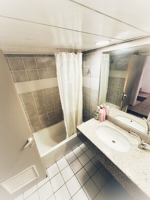 Familienapartment, 1 Schlafzimmer, Stadtblick | Badezimmer | Kostenlose Toilettenartikel, Haartrockner, Handtücher, Shampoo