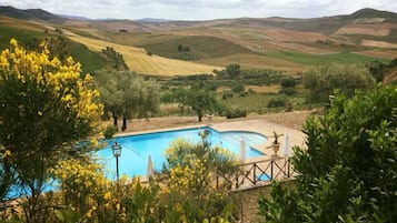 AuĂenpool, Sonnenschirme, LiegestĂŒhle