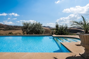 Piscina externa, guarda-sóis, espreguiçadeiras