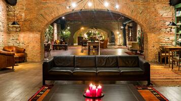 2 restaurants, breakfast, lunch, dinner served; international cuisine