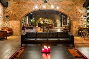 2 restaurantes; se sirve desayuno, almuerzo y cena; cocina internacional