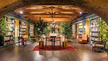 3 bars/lounges, rooftop bar
