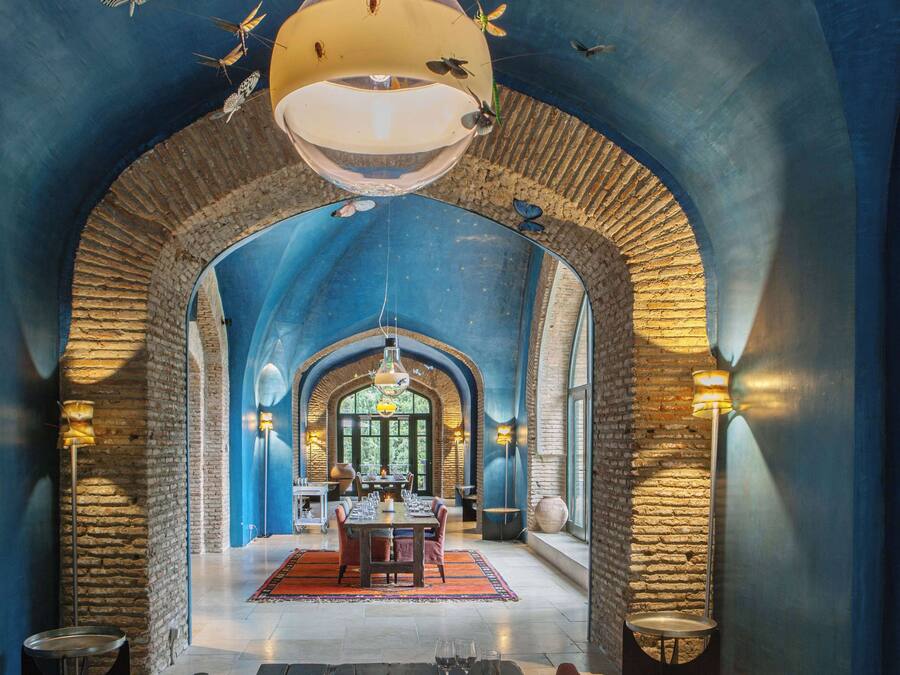 2 restaurants, breakfast, lunch, dinner served; international cuisine