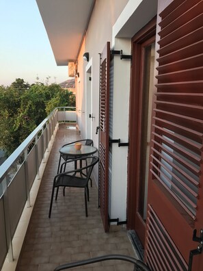 House, 3 Bedrooms | Balcony