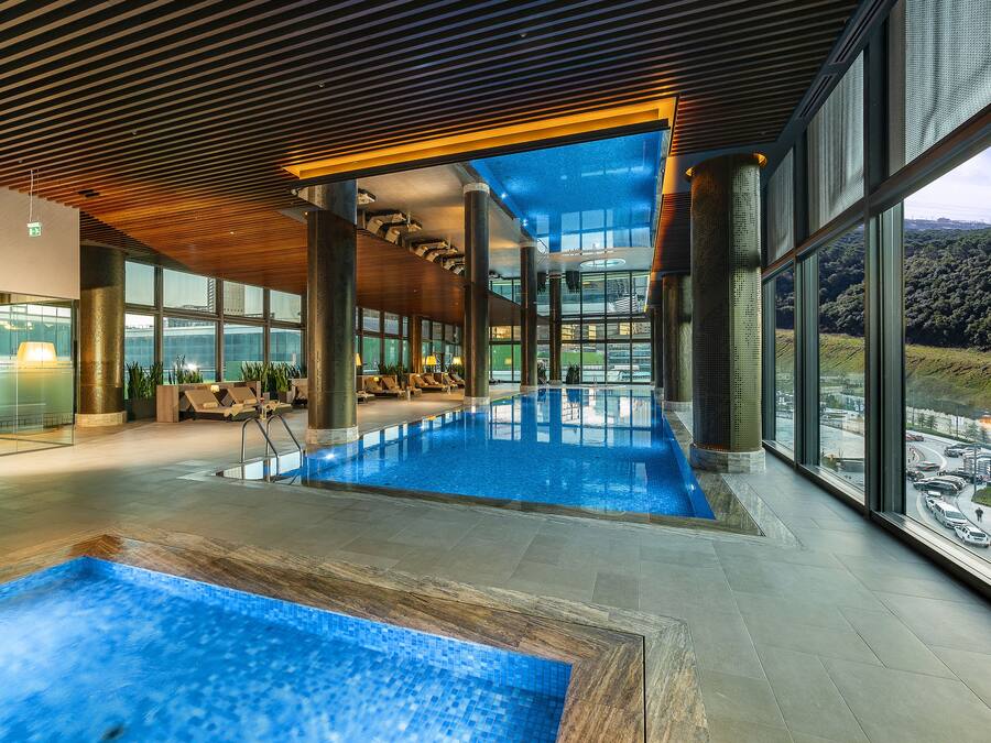 Indoor pool, sun loungers