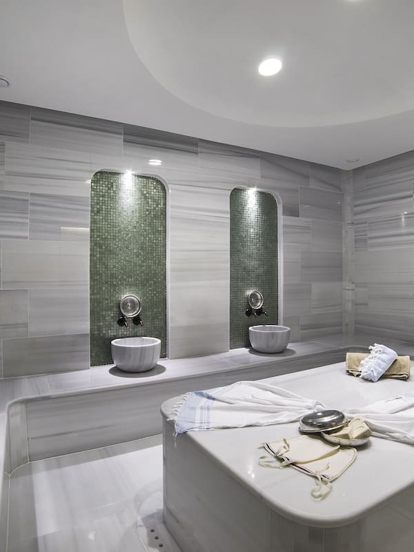 Sauna, hot tub, steam room, Turkish bath/hammam, body treatments