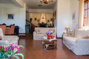 Classic-Villa, 3 Schlafzimmer | Wohnzimmer | 40-Zoll-Flachbildfernseher mit Kabelempfang, Fernseher, Kamin