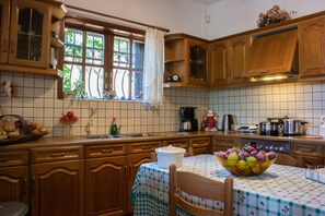 Villa clásica, 3 habitaciones | Cocina privada | Refrigerador, microondas, horno y parrilla de estufa 