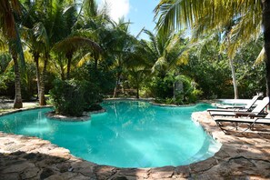 Utomhuspool med öppettider 09.00 till 19.00, och parasoller