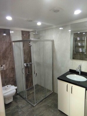 Studio, 2 Doppelbetten | Badezimmer | Dusche, kostenlose Toilettenartikel, Haartrockner, Handtücher