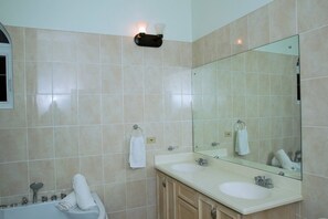 Townhome, 1 King Bed, Non Smoking | Bathroom