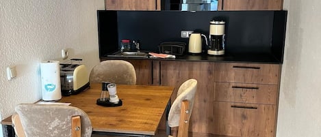 Comfort appartement, uitzicht op de binnenplaats | Een bureau, een laptopwerkplek, gratis wifi