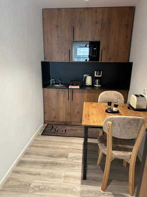 Comfort Apartment, Courtyard View | Private kitchen | Mini-fridge, oven, stovetop, cookware/dishes/utensils - Apartmenthaus Zeuthen (Zeuthen)