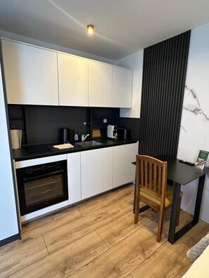 Comfort Apartment, Courtyard View | Private kitchen | Mini-fridge, oven, stovetop, cookware/dishes/utensils - Apartmenthaus Zeuthen (Zeuthen)