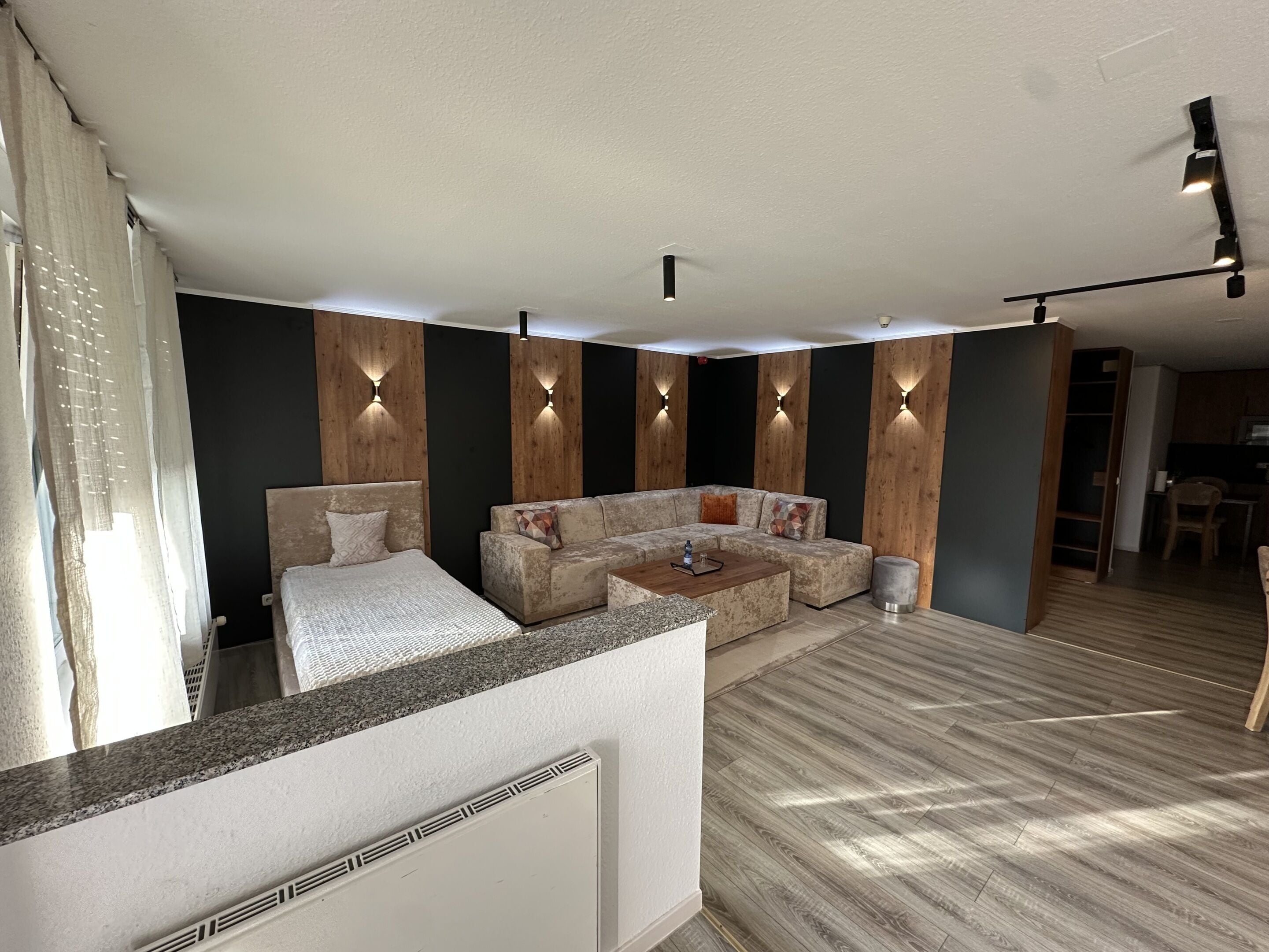 Comfort-Apartment, Blick auf den Innenhof | Schreibtisch, laptopgeeigneter Arbeitsplatz, kostenloses WLAN