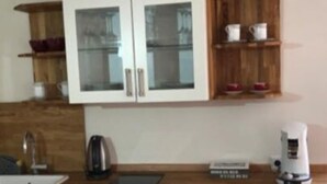 Wasserkocher mit Kaffee-/Teezubehör, Kühlschrank, Herdplatte