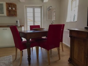 Deluxe Apartment, 1 Bedroom, Non Smoking, Private Bathroom | In-room dining