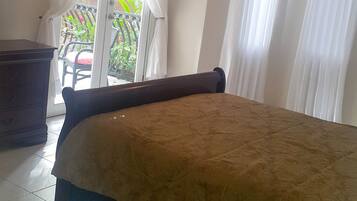 Appartement, 1 trĂšs grand lit, non-fumeurs | 3 chambres, fer et planche Ă repasser, Wi-Fi gratuit, draps fournis