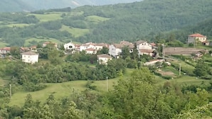 A rural village with houses surrounded by greenery and hills. - Agriturismo Alpi (Roccaforte Ligure)