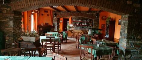 Breakfast, lunch, dinner served; Italian cuisine