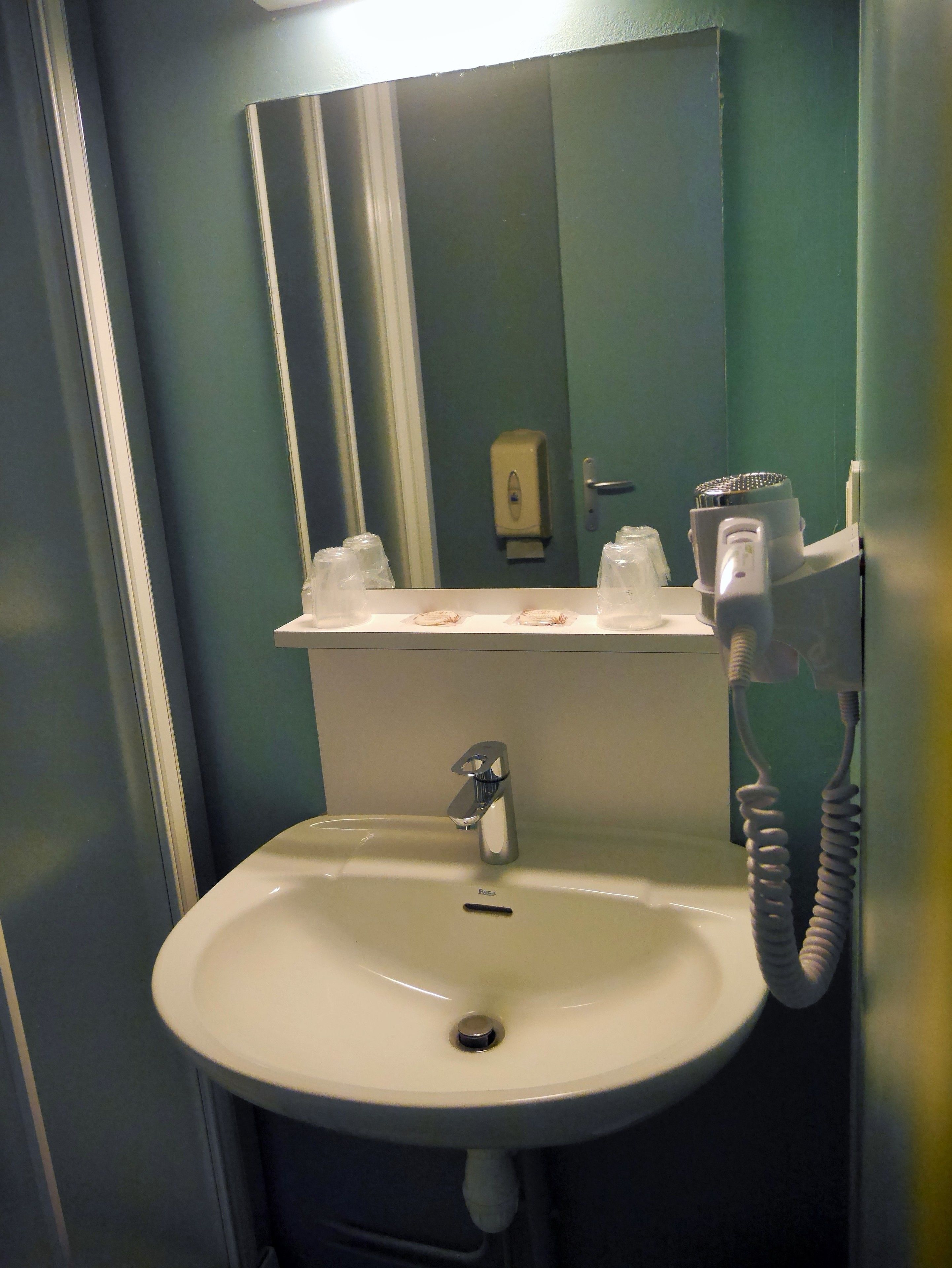 superior double room, 1 queen bed, private bathroom | bathroom | shower, free toiletries, hair dryer, towels