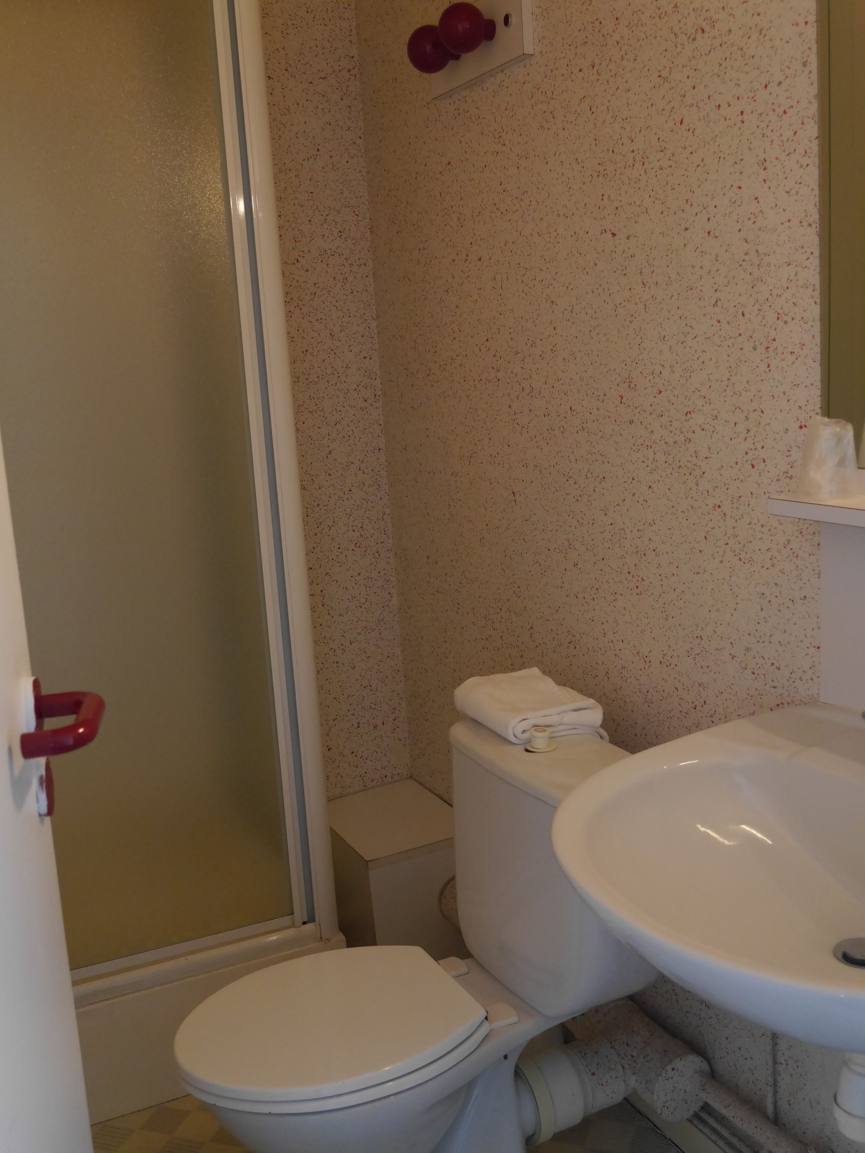 standard triple room | bathroom shower