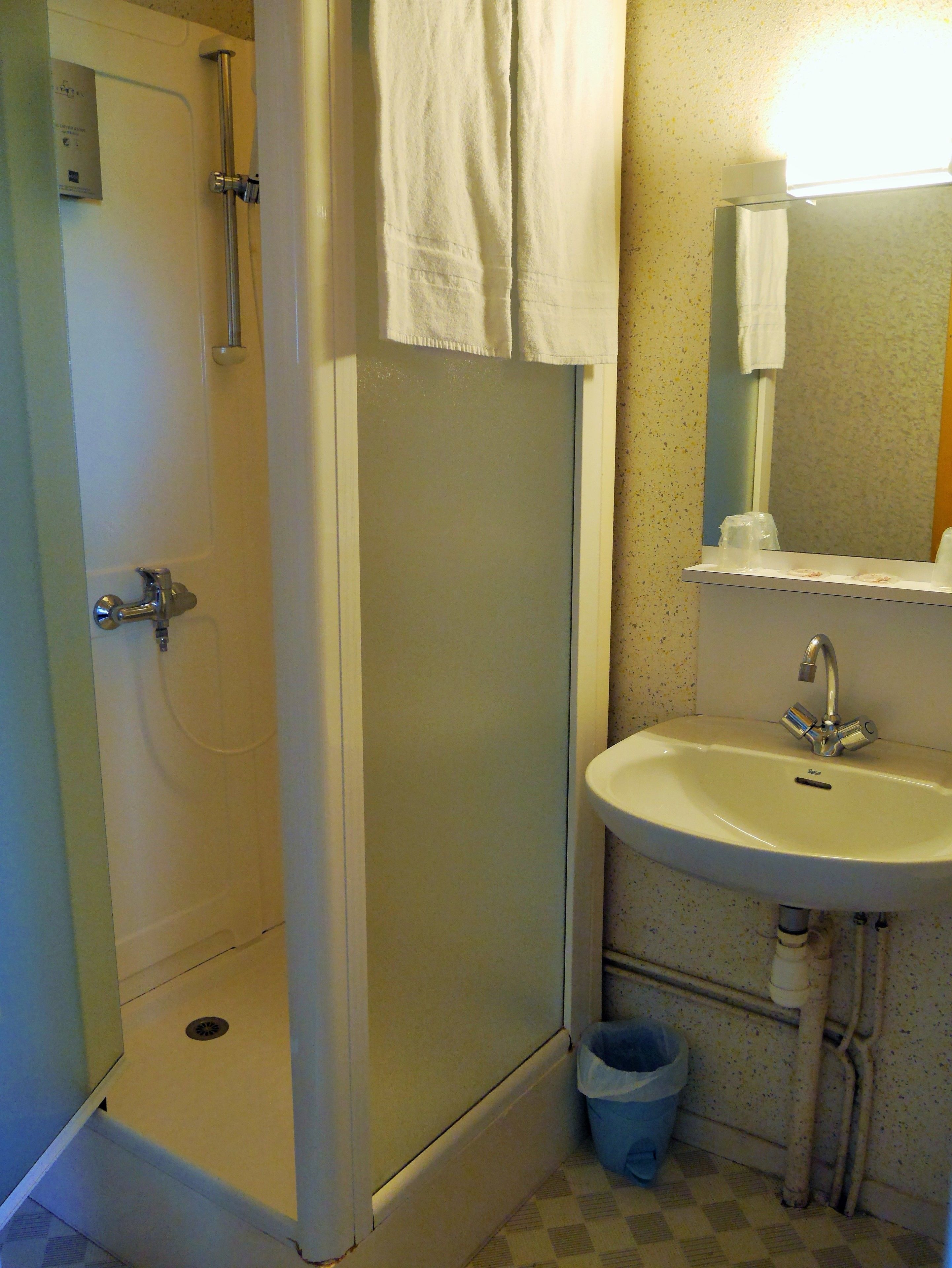 classic double room, 1 double bed, private bathroom | bathroom | shower, free toiletries, hair dryer, towels