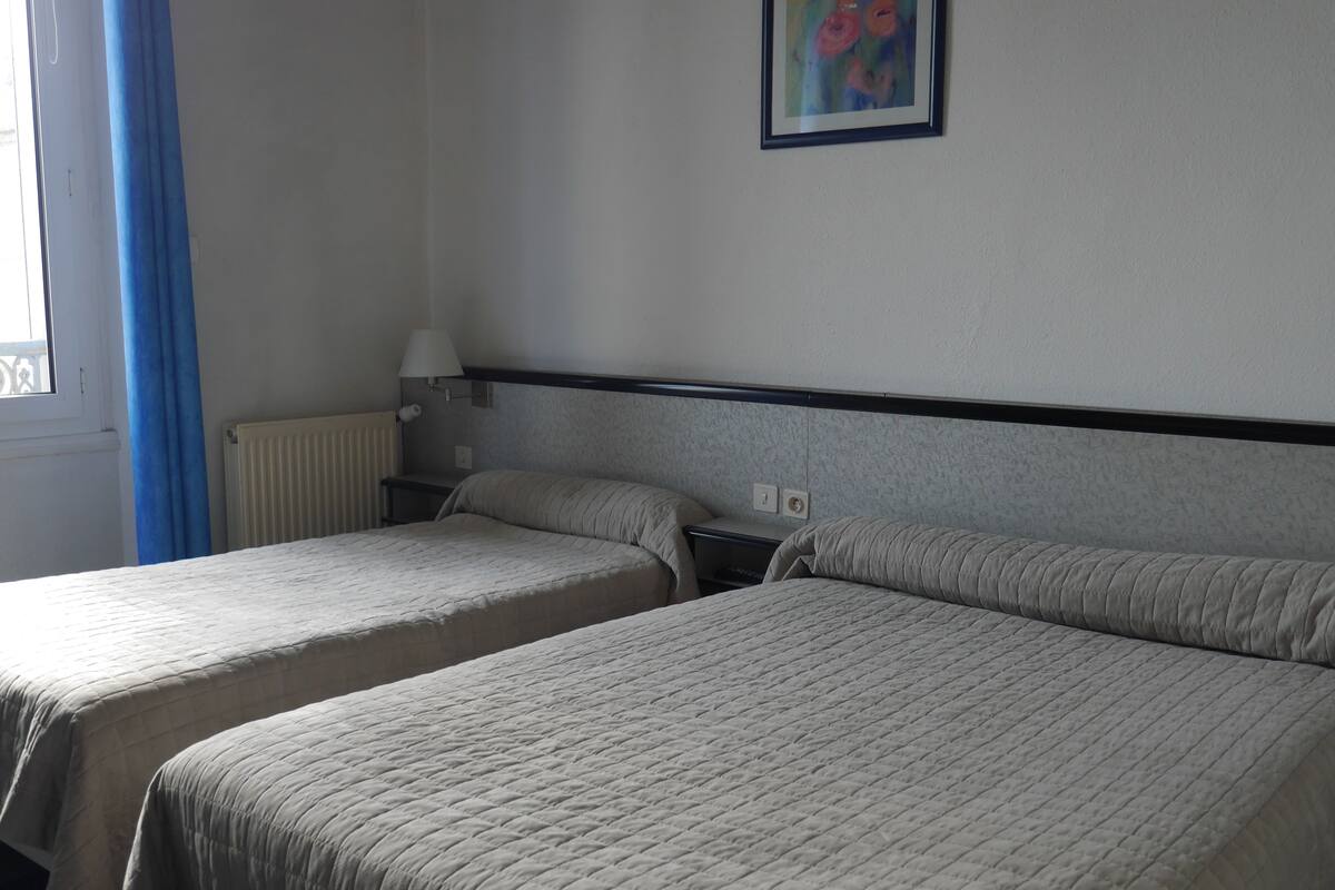 Tremannsrom – standard | Senger med Select Comfort-madrass og skrivebord