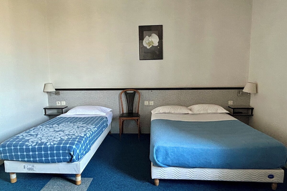 Kamar Triple Standar | Tempat tidur Select Comfort, meja kerja, dan ruang kerja ramah laptop