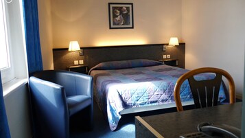Habitación clásica doble, 1 cama doble, baño privado | Colchones Select Comfort y escritorio