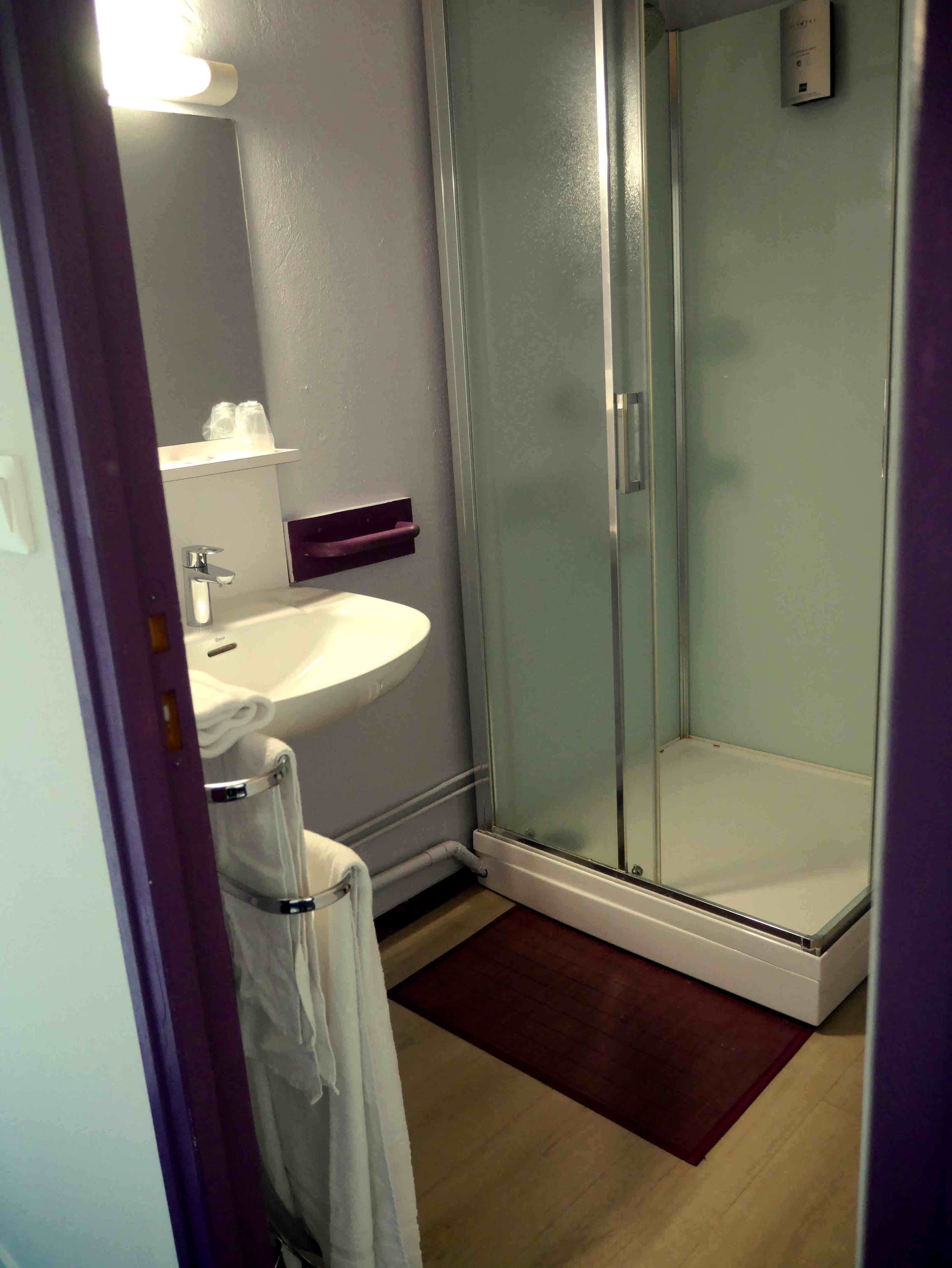 superior double room, 1 queen bed, private bathroom | bathroom shower