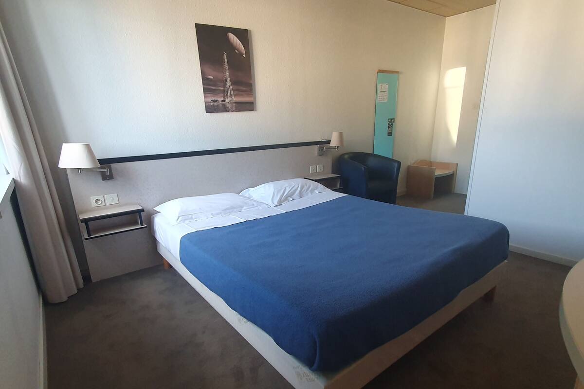 Habitación doble superior, 1 cama Queen size, baño privado | Camas Select Comfort, escritorio y espacio para trabajar con laptop