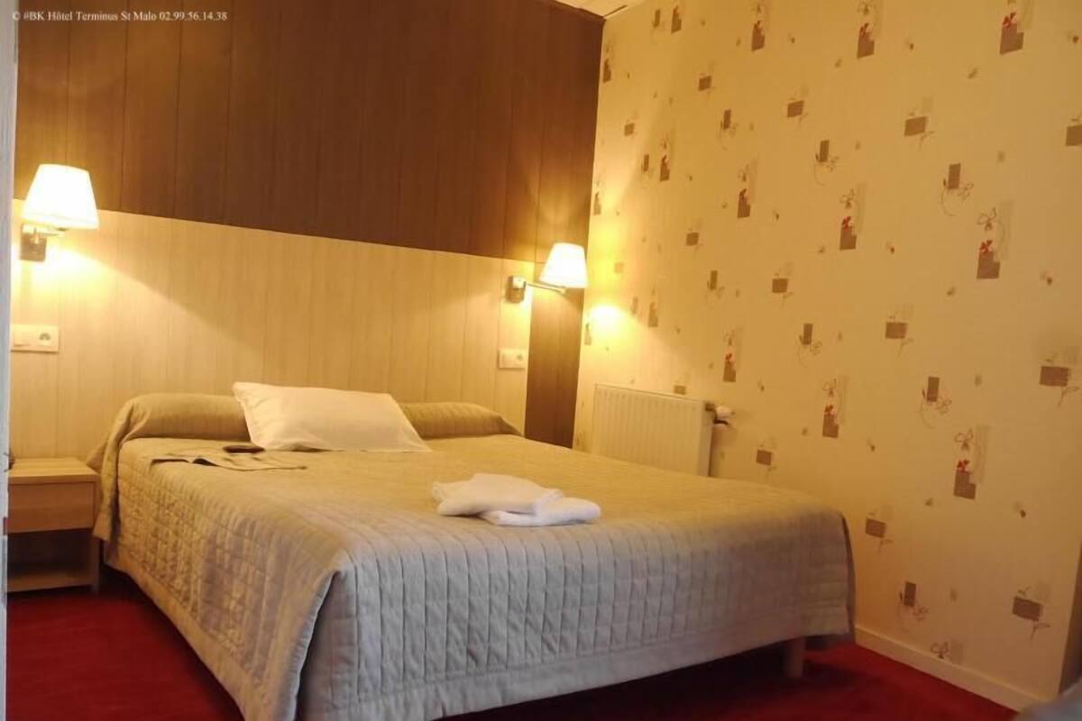 Dobbeltrom – classic, 1 dobbeltseng, privat bad | Senger med Select Comfort-madrass og skrivebord