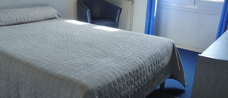 Kahden hengen classic-huone, 1 parisänky, oma kylpyhuone | Select Comfort -patjalliset sängyt, työpöytä
