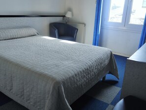 Dobbeltrom – classic, 1 dobbeltseng, privat bad | Senger med Select Comfort-madrass og skrivebord