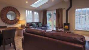 Fionn Lodge, sleep 6, sauna, hot tub | Living area