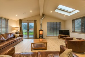 Luxe huisje, 3 slaapkamers | Woonruimte | Een 45-inch smart-tv met digitale zenders en een televisie