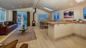 Osprey, sleep 6, hot tub, pet friendly | Living area - Balloch Park (Aberfeldy)