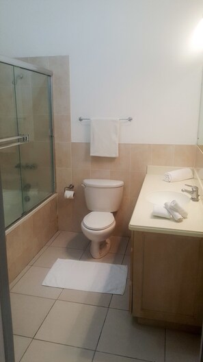 Apartamento, 1 cama de matrimonio grande, no fumadores | Baño | Artículos de higiene personal gratuitos, secador de pelo y toallas