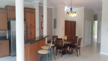 Appartement, 1 kingsize bed, niet-roken | Woonruimte | Een flatscreentelevisie