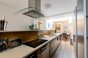 Apartment, 1 Schlafzimmer | Eigene Küche | Großer Kühlschrank, Mikrowelle, Ofen, Geschirrspüler