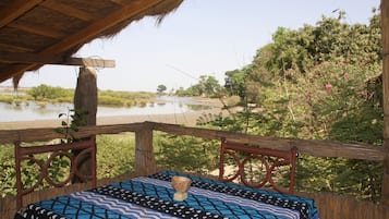 Breakfast, lunch, dinner served; local and international cuisine