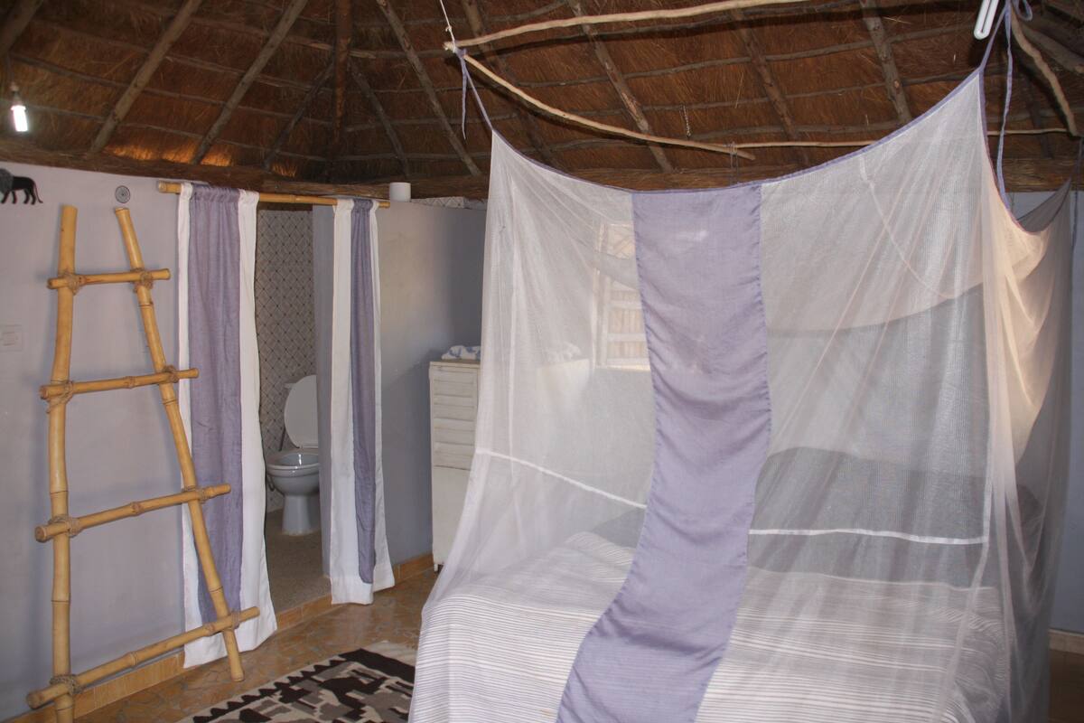 Ropa de cama de alta calidad, escritorio y cortinas blackout