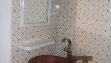 Cabaña básica, 1 cama matrimonial, vista al lago | Baño | Regadera, regadera tipo lluvia, amenidades de baño gratuitas, toallas