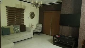 Apartamento, 1 cama de matrimonio grande, no fumadores | Zona de estar | Una televisión de pantalla plana