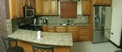 Apartament, 1 llit de matrimoni gran, no fumadors | Cuina privada | Frigorífic gran, microones, forn i placa de cuina