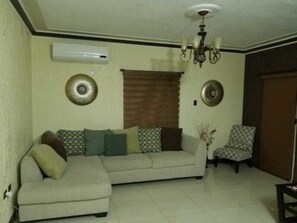 Appartamento, 1 letto king, non fumatori | Soggiorno | TV a schermo piatto