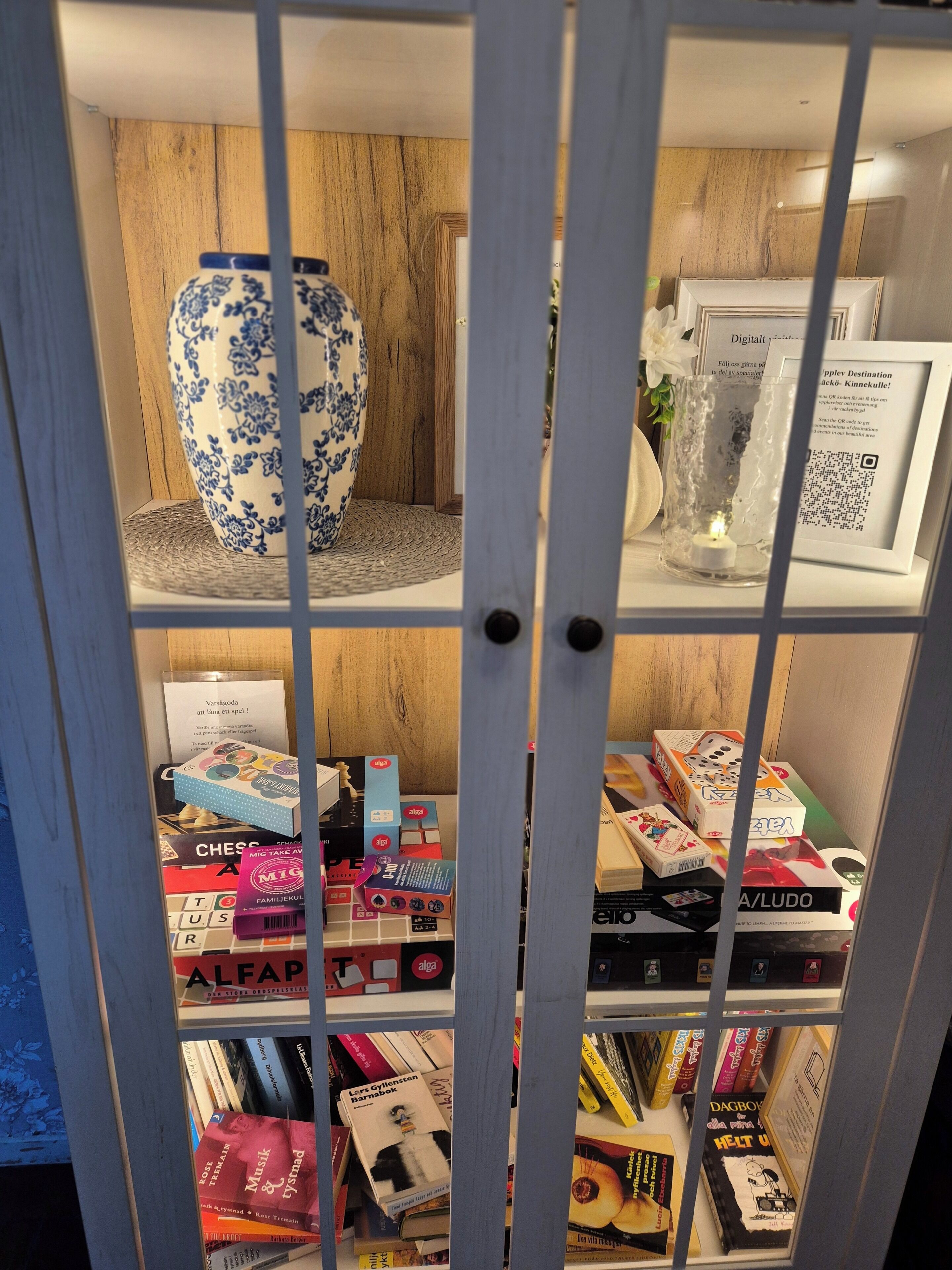 Uma estante com vários livros e objetos decorativos.