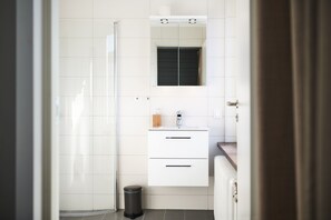 Ducha, artículos de tocador gratuitos, secador de pelo, toallas