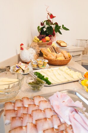 Daily continental breakfast (EUR 10 per person) - Haus Dabaklamm (Kals am Grossglockner)